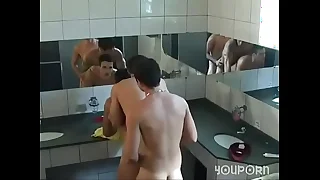 Sexo a 3 dentro effect banheiro