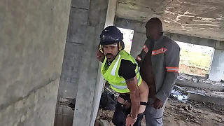 Dois oper&aacute;rios esperando todos irem embora pra transar no pr&eacute;dio em obra que eles trabalham&comma; fetiche dos machos